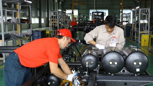 Các công nhận, kỹ sư làm việc tại Nhà máy Sản xuất và lắp ráp ô tô MAZ ASIA. Ảnh: Đinh Tuấn - TTXVN - Sputnik Việt Nam