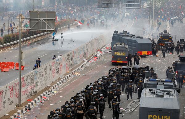 Cảnh sát sử dụng vòi rồng giải tán cuộc biểu tình của sinh viên bên ngoài tòa nhà Quốc hội Indonesia ở Jakarta, Indonesia - Sputnik Việt Nam