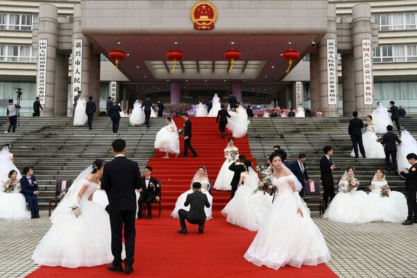Các cặp uyên ương trong đám cưới tập thể tại tòa Thị chính vào dịp kỷ niệm 70 năm Quốc khánh Trung Quốc - Sputnik Việt Nam