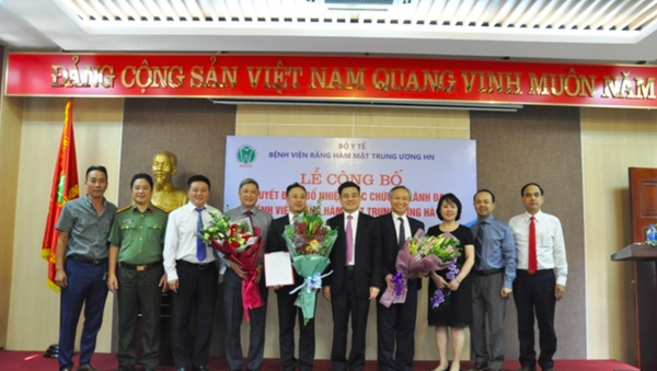 Lãnh đạo Bộ Y tế trao quyết định và chúc mừng các cán bộ được bổ nhiệm. - Sputnik Việt Nam