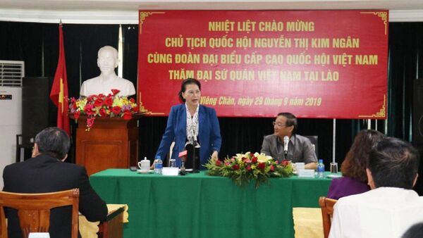Chủ tịch Quốc hội Nguyễn Thị Kim Ngân nói chuyện với cán bộ, nhân viên Đại sứ quán. - Sputnik Việt Nam