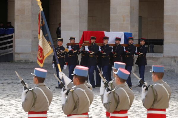 Đội danh dự mang linh cữu với thi hài cựu Tổng thống Pháp Jacques Chirac trong lễ tang - Sputnik Việt Nam