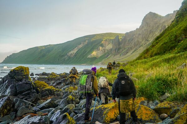 Các thành viên của đoàn thám hiểm đi bộ dọc theo bờ vịnh Tetyaev của đảo Urup - hòn đảo thuộc nhóm đảo phía nam quần đảo Kuril - Sputnik Việt Nam