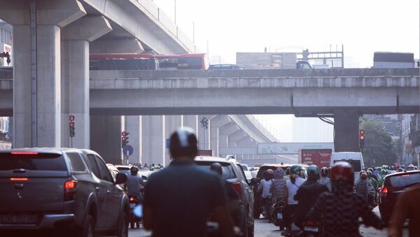 Mật độ các phương tiện tham gia giao thông lớn phát sinh bụi gây ô nhiễm không khí. - Sputnik Việt Nam