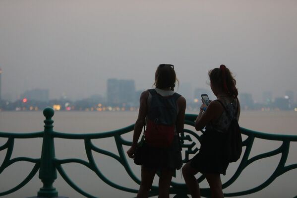 Khách du lịch quốc tế rất quan tâm đến hiện tượng bụi mịn, sương mù quang học gây ô nhiễm không khí ở Hà Nội. - Sputnik Việt Nam