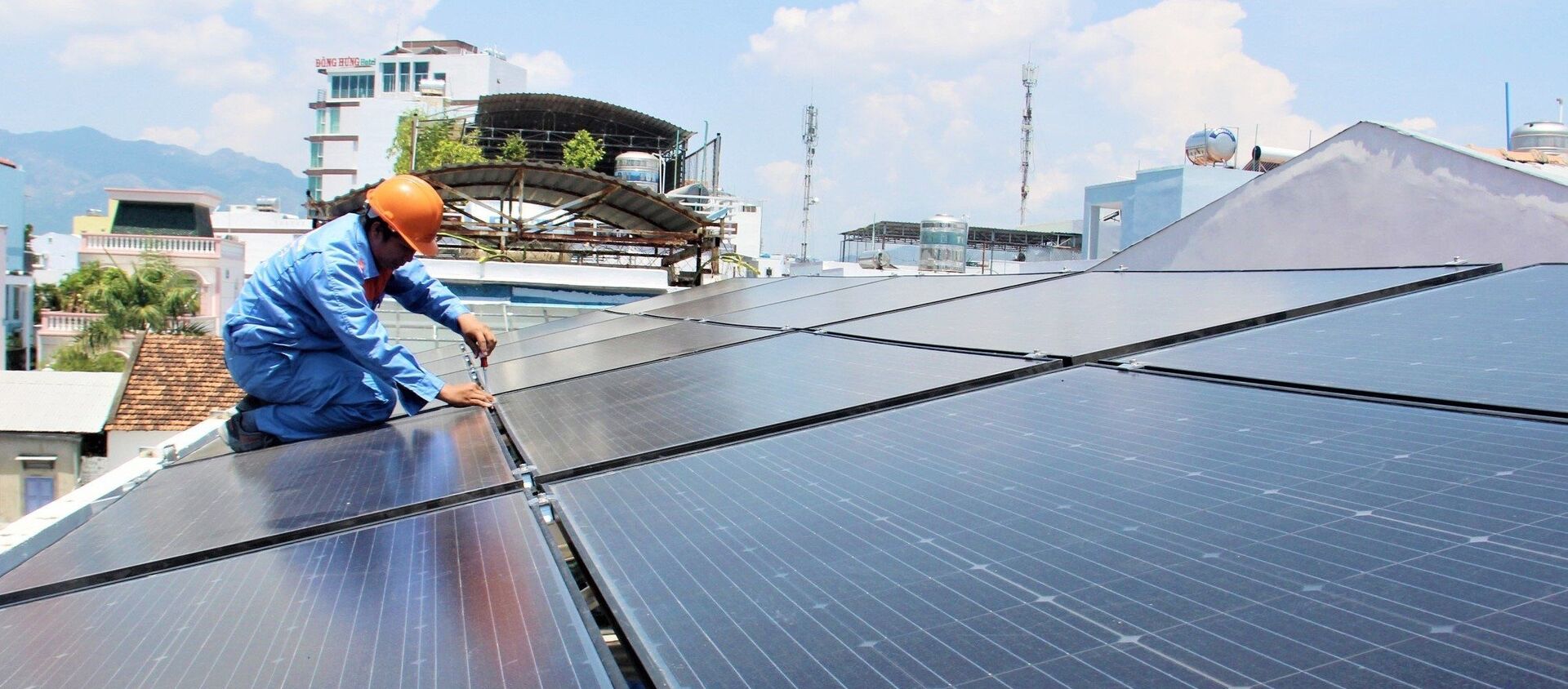 Lắp đặt tấm pin mặt trời trên mái nhà tại một hộ dân trên đường Mê Linh, thành phố Nha Trang.  - Sputnik Việt Nam, 1920, 02.10.2019