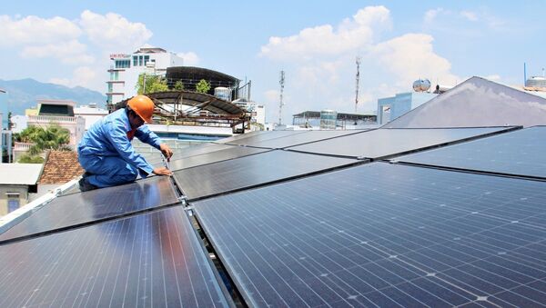 Lắp đặt tấm pin mặt trời trên mái nhà tại một hộ dân trên đường Mê Linh, thành phố Nha Trang.  - Sputnik Việt Nam