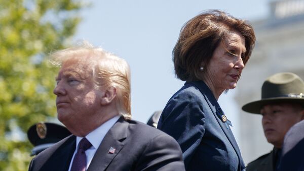 Tổng thống Mỹ Donald Trump và Chủ tịch Hạ viên, đảng viên đảng Dân chủ Nancy Pelosi - Sputnik Việt Nam