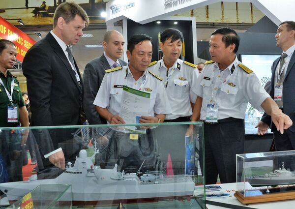 Khách thăm quan mô hình tàu chiến Nga dự án 11661 (Gepard) và tàu tuần tra dự án 22160 tại Defense & Security Expo Vietnam 2019   - Sputnik Việt Nam