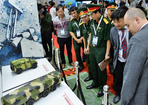 Khách tham quan xem các thiết bị quân sự tại gian hàng Rosoboronexport tại Defense & Security Expo Vietnam 2019 (Hà Nội) - Sputnik Việt Nam