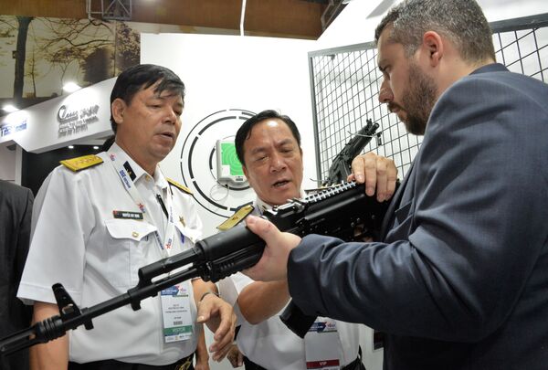 Khách xem súng tự động tấn công Kalashnikov AK-203 tại Triển lãm Quốc phòng & An ninh Việt Nam 2019 ở Hà Nội - Sputnik Việt Nam