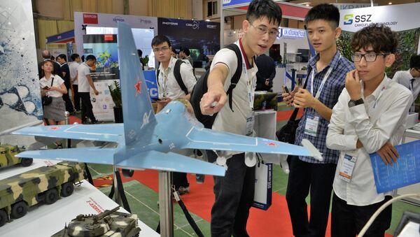 Khách xem mô hình mô phỏng máy bay huấn luyện của Nga tại DSE Vietnam 2019 ở Hà Nội - Sputnik Việt Nam