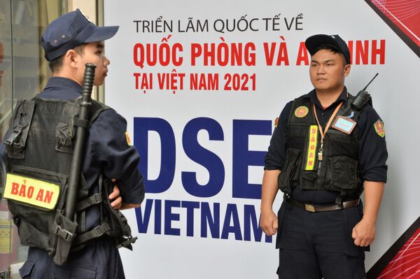 Nhân viên an ninh làm nhiệm vụ tại Triển lãm Quốc phòng & An ninh Việt Nam 2019 Hà Nội - Sputnik Việt Nam