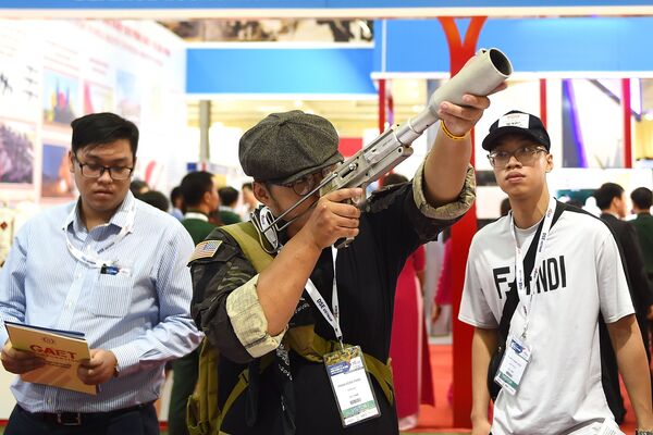 Khách xem súng phóng lựu tại Defense & Security Expo Vietnam 2019 Hà Nội - Sputnik Việt Nam