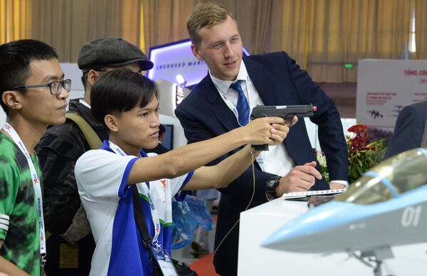 Khách làm quen với thiết bị máy tính huấn luyện bắn súng mô phỏng SCATT USB tại Triển lãm Quốc phòng & An ninh Việt Nam 2019 (Hà Nội) - Sputnik Việt Nam