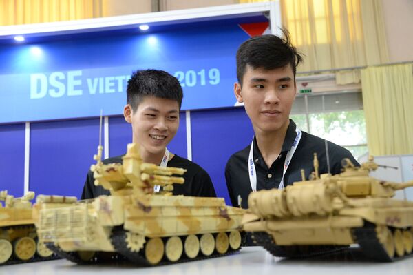 Khách tham quan làm quen với các sản phẩm tại gian trưng bày ở Triển lãm Quốc phòng & An ninh Việt Nam 2019   - Sputnik Việt Nam