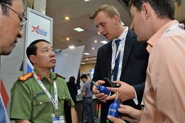 Khách xem xét lựu đạn cay RG-60AZ Drift-2 của Công ty Cổ phần Hóa chất đặc biệt tại DSE Vietnam 2019 Hà Nội - Sputnik Việt Nam