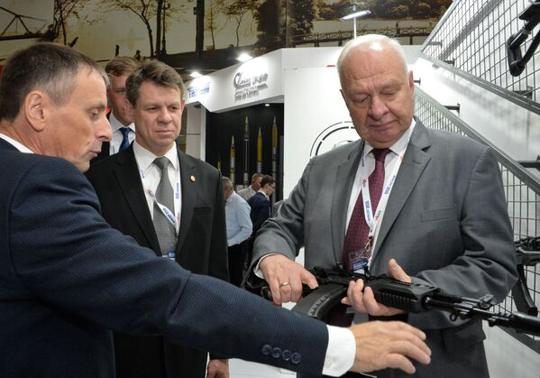 Đại sứ đặc mệnh toàn quyền Liên bang Nga tại Việt Nam Konstantin Vnukov (phải) xem xét khẩu súng AK-203 Kalashnikov tại DSE Vietnam 2019  - Sputnik Việt Nam