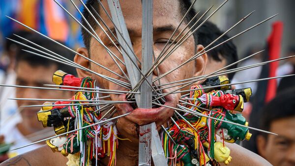 Đám rước của những người tham gia Lễ hội ăn chay với những vật nhọn đâm vào má ở Thái Lan - Sputnik Việt Nam