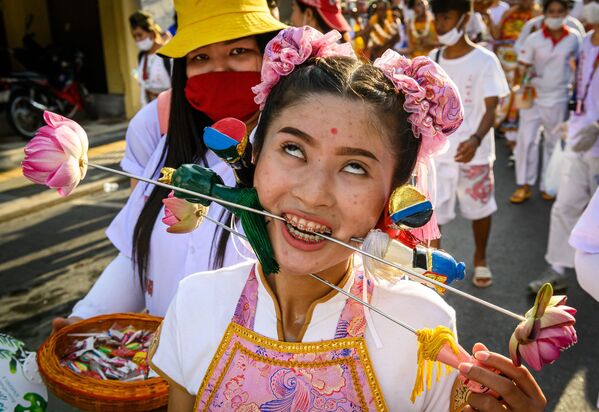 Đám rước của những người tham gia Lễ hội ăn chay với những vật nhọn đâm vào má ở Thái Lan - Sputnik Việt Nam