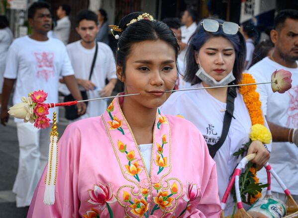 Cô gái trong một lễ hội ăn chay với những vật nhọn đâm vào má ở Thái Lan - Sputnik Việt Nam