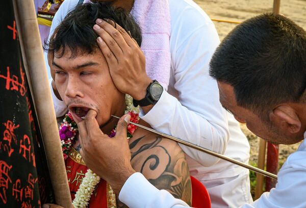 Đâm thủng một người tham gia Lễ hội ăn chay ở Thái Lan - Sputnik Việt Nam