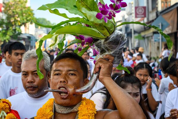 Đám rước những người tham gia Lễ hội ăn chay ở Thái Lan - Sputnik Việt Nam