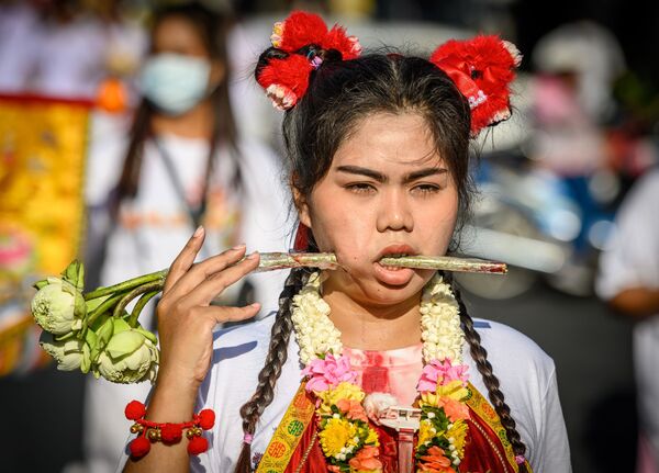 Cô gái trong một lễ hội ăn chay với những vật nhọn đâm vào má ở Thái Lan - Sputnik Việt Nam