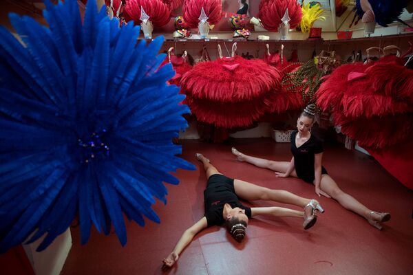 Vũ nữ hộp đêm Moulin Rouge Claudine Van Den Berg và Amanda trước khi lên sân khấu - Sputnik Việt Nam