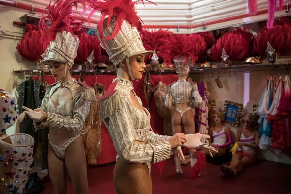 Cô gái ở hậu trường của hộp đêm Moulin Rouge, Pháp - Sputnik Việt Nam