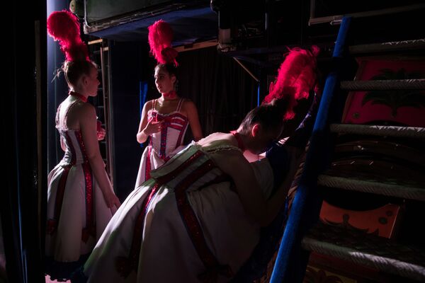 Các vũ nữ trong hậu trường hộp đêm Moulin Rouge, Pháp - Sputnik Việt Nam