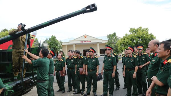 Đoàn cán bộ QK 7 tham quan tổ hợp pháo tự hành M548 lắp pháo 85mm tại Kho 303 Cục Kỹ thuật QK 9.  - Sputnik Việt Nam