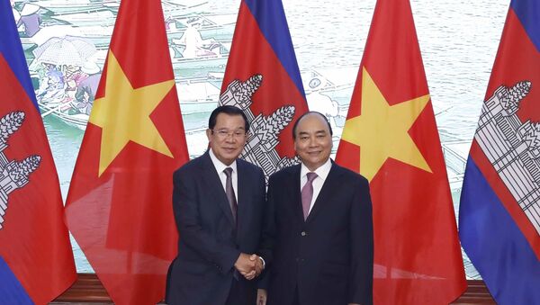  Thủ tướng Chính phủ Nguyễn Xuân Phúc và Thủ tướng Vương quốc Campuchia Samdech Techo Hun Sen tại Trụ sở Chính phủ. - Sputnik Việt Nam