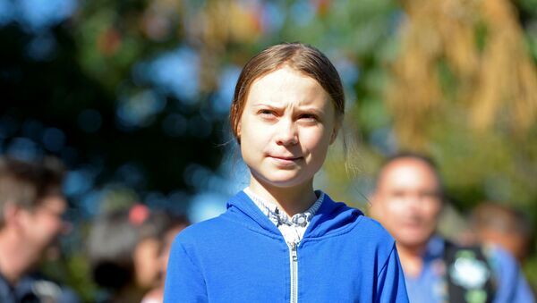 Nhà hoạt động tuổi teen thay đổi khí hậu Greta Thunberg xem xét trước khi tham gia cuộc tuần hành tấn công khí hậu ở Montreal, Quebec, Canada ngày 27 tháng 9 năm 2019 - Sputnik Việt Nam