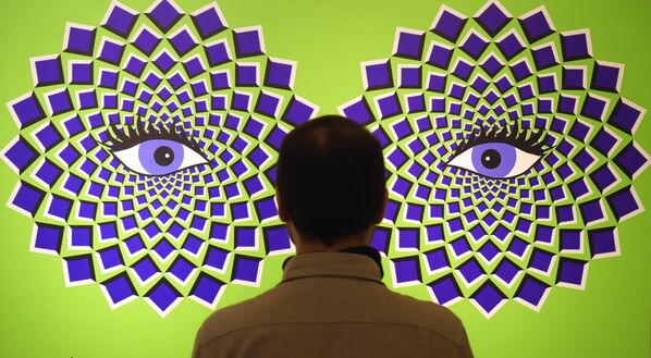 Một người đàn ông tham quan triển lãm Tricked! - The spectacular illusion exhibition tại lâu đài Augustusbourg ở Đức - Sputnik Việt Nam