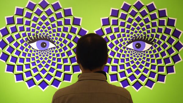 Một người đàn ông tham quan triển lãm Tricked! - The spectacular illusion exhibition tại lâu đài Augustusbourg ở Đức - Sputnik Việt Nam