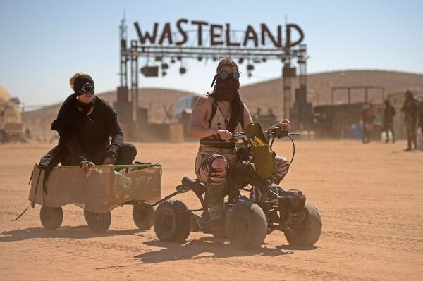 Những người phụ nữ trên xe địa hình trong Festival Wasteland Weekend ở sa mạc Mojave, Edwards, California - Sputnik Việt Nam