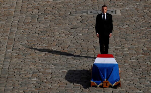 Nguyên thủ quốc gia Pháp Emmanuel Macron trước quan tài cố Tổng thống Jacques Chirac - Sputnik Việt Nam