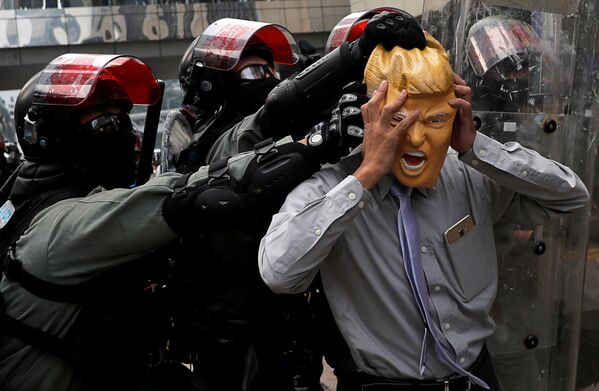Người biểu tình ở Hồng Kông đeo mặt nạ Tổng thống Mỹ Donald Trump - Sputnik Việt Nam
