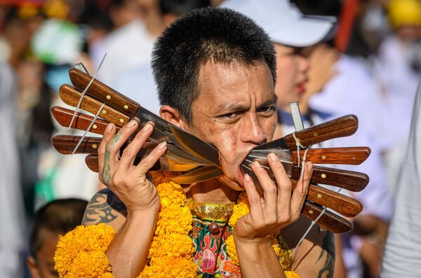 Người tham gia lễ hội ăn chay ở Thái Lan với những con dao xâu qua má  - Sputnik Việt Nam