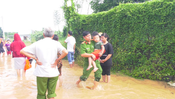 Lực lượng chức năng giải cứu người dân ra khỏi khu vực nguy hiểm. - Sputnik Việt Nam