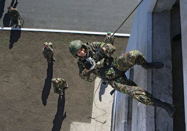 Một người lính leo dây trong cuộc thi rèn luyện độ cao giữa các lực lượng đặc nhiệm và các đơn vị tình báo của Bộ Nội vụ Nga - Sputnik Việt Nam