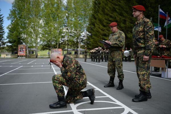 Lễ long trọng trao Mũ nồi đỏ sau đợt kiểm tra trình độ tại trung tâm đào tạo Ngọn núi ở tỉnh Novosibirsk - Sputnik Việt Nam