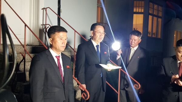 Nhà đàm phán hạt nhân Triều Tiên Kim Myung-Gil tại Đại sứ quán Bắc Triều Tiên tại Stockholm, Thụy Điển - Sputnik Việt Nam