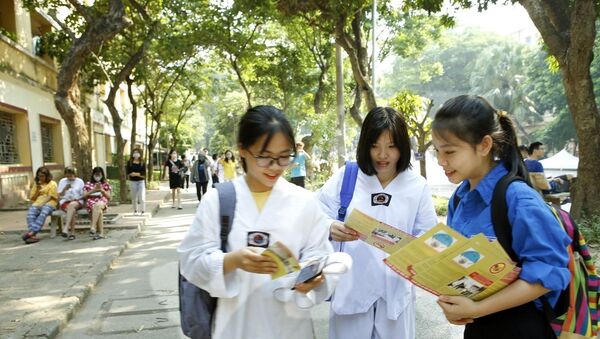 Thanh niên tình nguyện tuyên truyền, hướng dẫn sinh viên thực hiện vệ sinh môi trường, diệt bọ gậy, phòng chống sốt xuất huyết tại khu ký túc xá trường Đại học Kinh tế quốc dân, quận Hai Bà Trưng - Sputnik Việt Nam