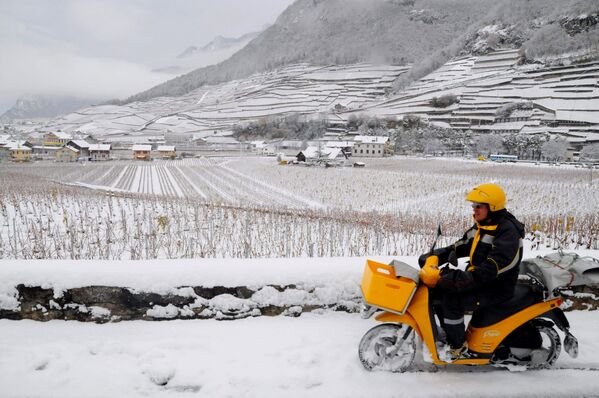 Người đưa thư bằng xe máy ở Aigle, khu vực tây Thụy Sĩ - Sputnik Việt Nam