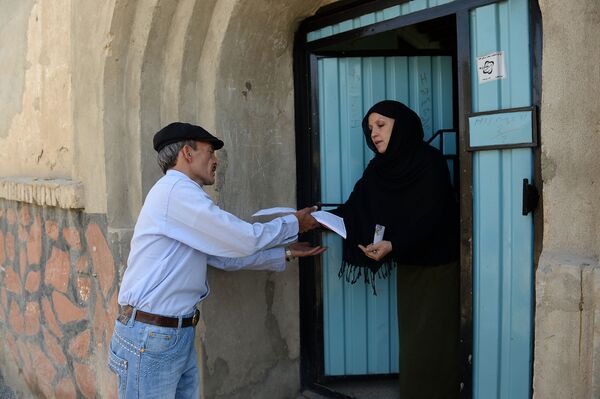 Người đưa thư Afghanistan Mohammad Rahim chuyển thư tín cho cư dân một quận ở Kabul - Sputnik Việt Nam