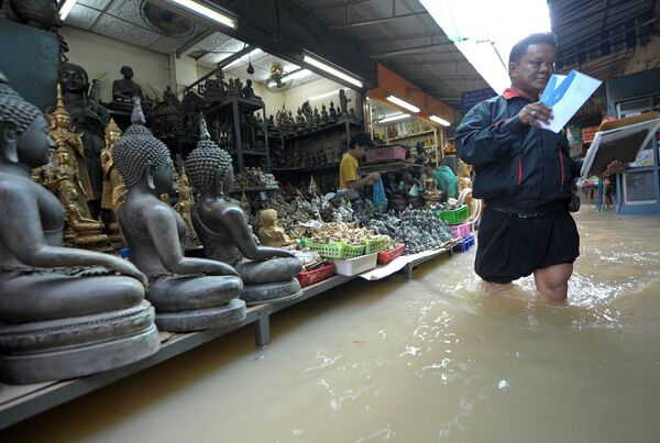 Người đưa thư Thái Lan tại một khu chợ bị ngập lụt ở Bangkok - Sputnik Việt Nam
