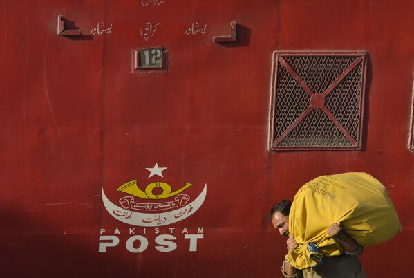 Người đưa thư Pakistan tại nhà ga đường sắt ở Lahore - Sputnik Việt Nam