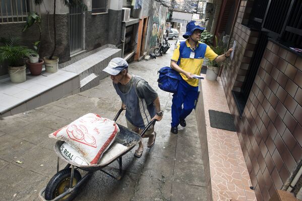 Người đưa thư Brazil chuyển thư đến khu ổ chuột Rocinha ở Rio de Janeiro - Sputnik Việt Nam